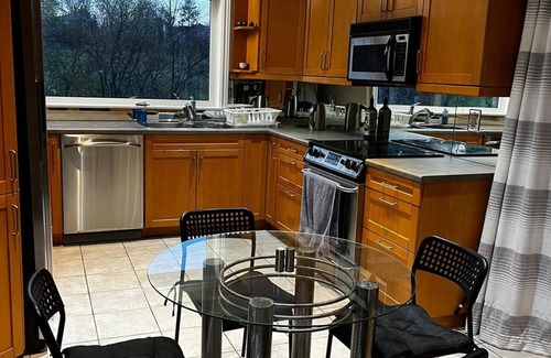 Bayview Woods - Steeles House | Stylish House for Relaxation