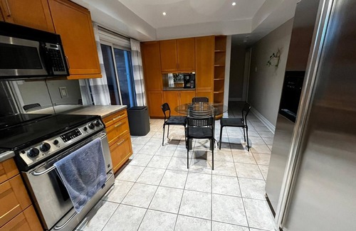 Bayview Woods - Steeles House | Stylish House for Relaxation