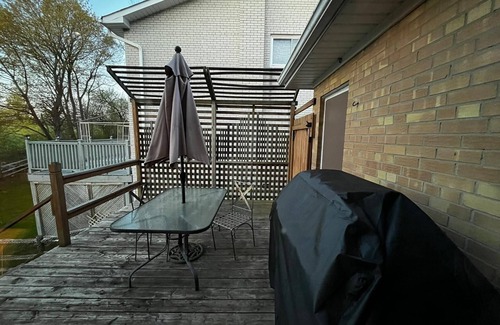 Bayview Woods - Steeles House | Stylish House for Relaxation