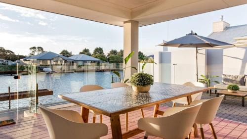 Geographe House | Stylish Marina-Front Getaway