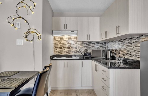 Mineola House | Stylish Mississauga Lower Unit: BBQ Yard Paradise