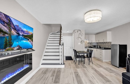 Mineola House | Stylish Mississauga Lower Unit: BBQ Yard Paradise