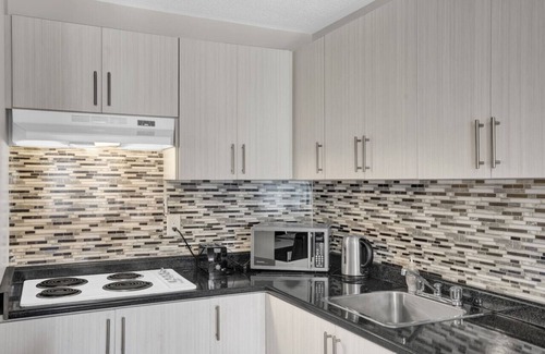 Mineola House | Stylish Mississauga Lower Unit: BBQ Yard Paradise