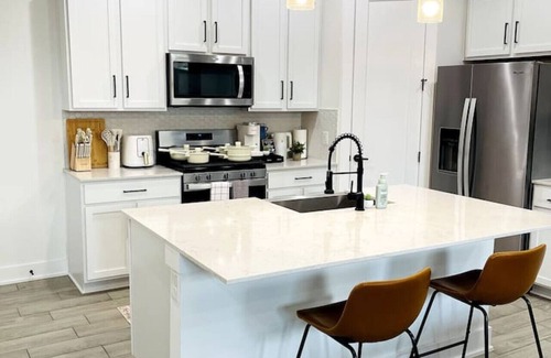 MLK Apartment | Stylish Oasis - Near City Center - Mins 2 Downtown