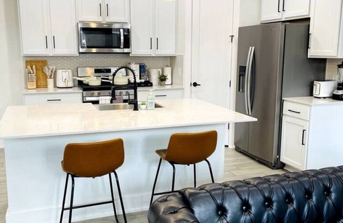 MLK Apartment | Stylish Oasis - Near City Center - Mins 2 Downtown
