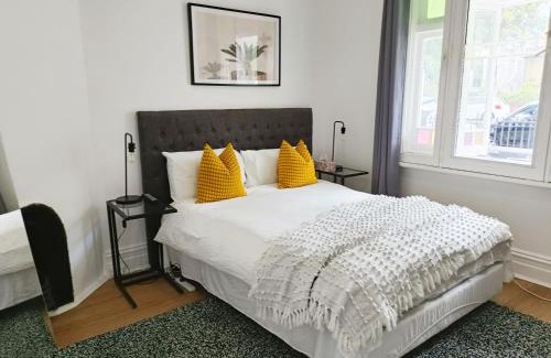 Sydenham House | Stylish Queen Room 1Min Walk to Station 5Min to City 10Min to Airport