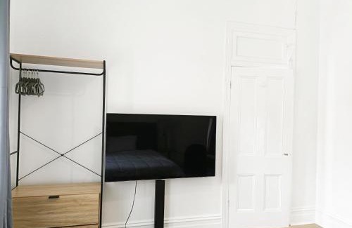 Sydenham House | Stylish Queen Room 1Min Walk to Station 5Min to City 10Min to Airport