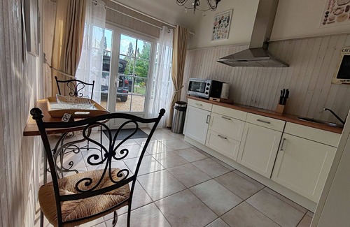 Donnery Cottage | Stylish Retreat: Golf Access, Spacious, Near Orléans