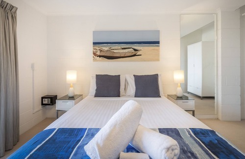 Howrah Apartment | Stylish Retreat with Spectacular Hobart Views, Wifi, Parking,10 mins CBD
