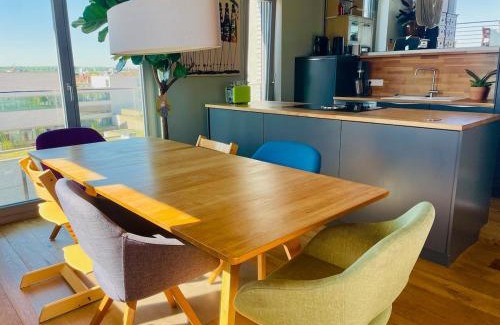 Kaiserlei Apartment | Stylish Riverfront Penthouse with Skyline View