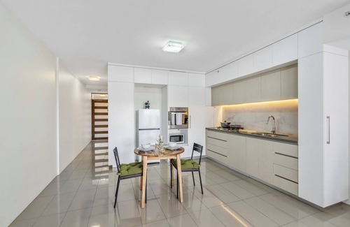 West End Apartment | Stylish Riverside Haven - Gym, Pool, WiFi & Parking