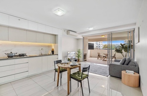 West End Apartment | Stylish Riverside Haven - Gym, Pool, WiFi & Parking
