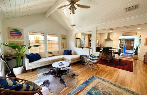 SoFi House | Stylish SOCO Oasis, sleeps 13 with Pool - 1 block to South Congress!n