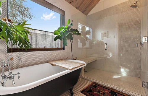 SoFi House | Stylish SOCO Oasis, sleeps 13 with Pool - 1 block to South Congress!n