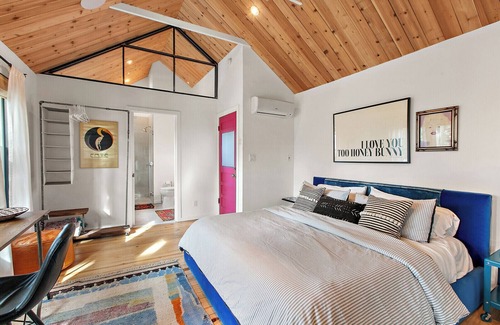 SoFi House | Stylish SOCO Oasis, sleeps 13 with Pool - 1 block to South Congress!n