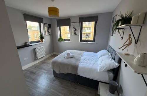 Coulsdon West Apartment | Stylish Spacious 5-Bed Duplex