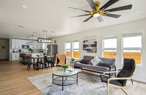 Denver Heights Cottage | Stylish & Spacious Comfort 4br/3ba Downtown Gem!