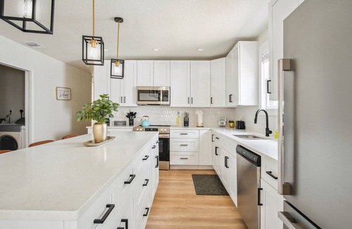 Denver Heights Cottage | Stylish & Spacious Comfort 4br/3ba Downtown Gem!