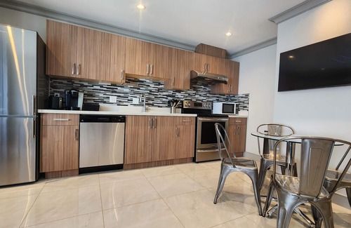 Riley Park-Little Mountain House | Stylish suite steps from trendy South Main St.