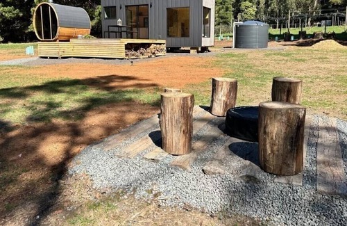 Little Hampton Cabin | Stylish Tiny Home in Trentham with a Luxurious Sauna!