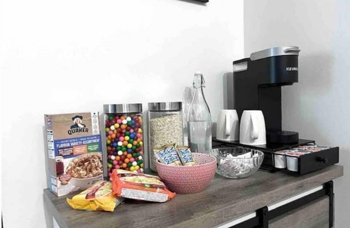 Downtown Toronto Apartment | Stylish Toronto Suite with CN Tower/Lake Views