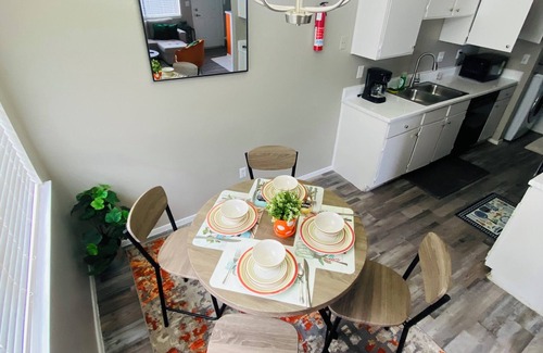 West Arlington House | Stylish Townhome 7 mins to AT&T Stadium 1 king bed and 1 Queen Bed free Wifi