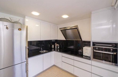 Torremendo Villa | Stylish Villa with Lake Views