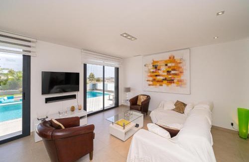 Torremendo Villa | Stylish Villa with Lake Views