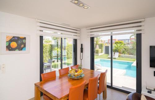 Torremendo Villa | Stylish Villa with Lake Views