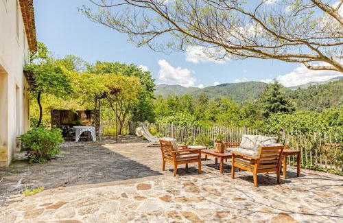 Olargues Villa | Stylish villa with large pool and stunning views