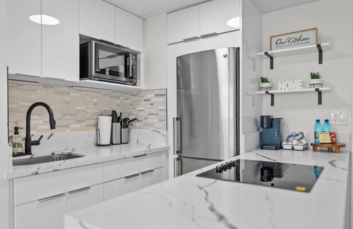 Diamond Head - Kapahulu - St. Louis Condo | Stylish Waikiki 1-Bedroom, Just Steps from the Beach!