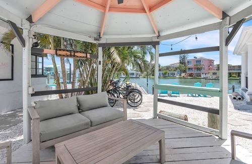 Bay Esplanade Apartment | Stylish Waterside Studio 2 blocks to Beach
