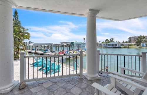 Bay Esplanade Apartment | Stylish Waterside Studio 2 blocks to Beach
