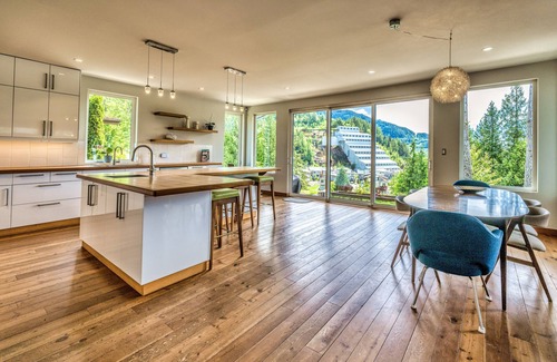 Britannia Beach Cabin | Stylish West Coast modern cabin in the mountains