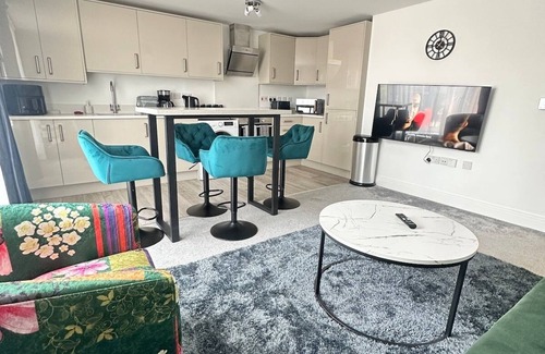 Woking Apartment | Stylish Woking Stay + Parking