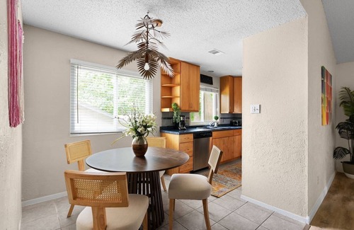 Barton Hills House | ✨ Stylish Zilker Home ✔️ 2BR + 4 Beds 🌿 Fenced Yard, Walk to Eateries & Music