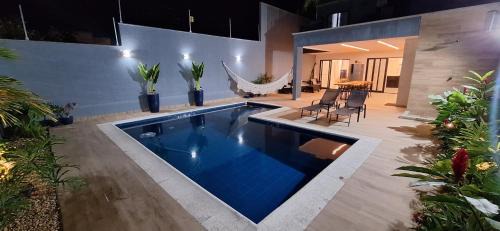 Niteroi House | Suíte tripla com vista piscina em casa familiar de luxo em Itaipu