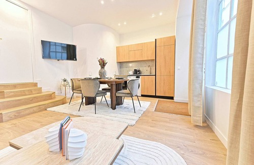 Quartier de Rochechouart Apartment | Sublime air-conditioned flat Galeries Lafayette