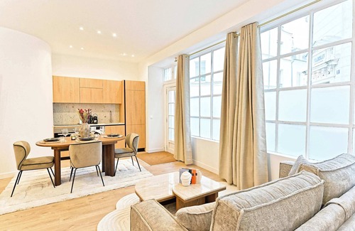 Quartier de Rochechouart Apartment | Sublime air-conditioned flat Galeries Lafayette