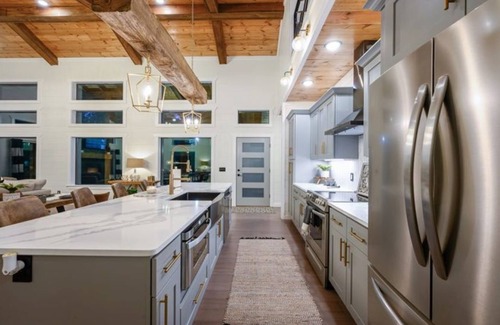 Broken Bow Cabin | Sublime-New Modern Cabin, 3 bedrooms - 2 Masters/Bunk, Pet Friendly! Sleeps 8