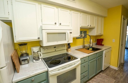 Carolina Beach Condo | "Suite Caroline” By the Beach & a Poo? Oh yes yes!