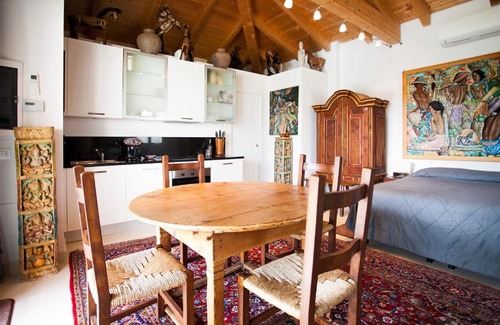 Castel San Pietro Terme Apartment | Suite con letto matrimoniale, angolo cucina, bagno privato.