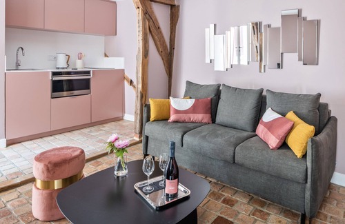 Nogent-le-Roi Apartment | Suite-Deluxe-Rosé de Saignée-Ensuite with Shower-Courtyard view