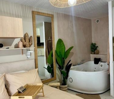 Cadereau Apartment | Suite Evasion, Baignoire Balneo