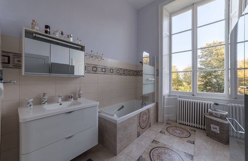 Fontenay-le-Comte House | Suite-Luxury-Ensuite-Pool view-4 étoiles