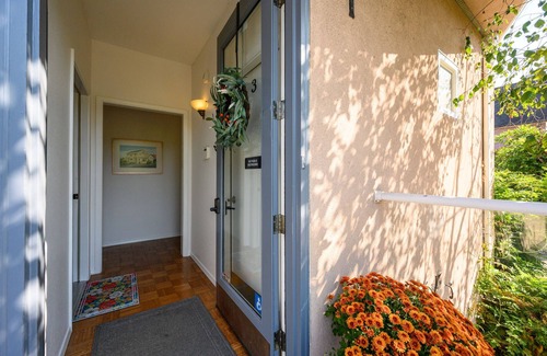 York Apartment | Suite Magnolia. Steps to Downtown & Breweries. Modern 2 bedroom apt w/fireplace.