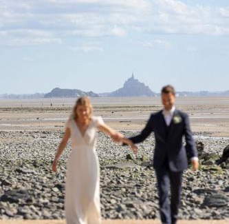 Saint-Jean-le-Thomas Bed & Breakfast | Suite Napoléon 3, vue Mont St Michel, avec balcon