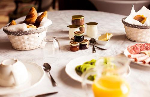 Saint-Jean-le-Thomas Bed & Breakfast | Suite Napoléon 3, vue Mont St Michel, avec balcon