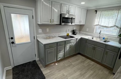 Woodbridge House | Suite privada apta para mascotas con cocina y patio.