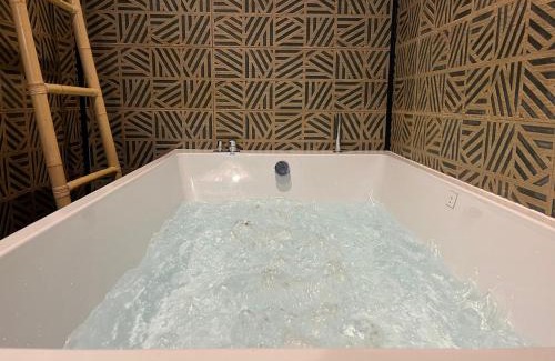 Bourg-les-Valence Apartment | Suite Romantique - Love Room Valence Amour et Bulles - Jacuzzi - Lit king size avec miroir XXL - Sofa Tantra - Drôme Ardèche
